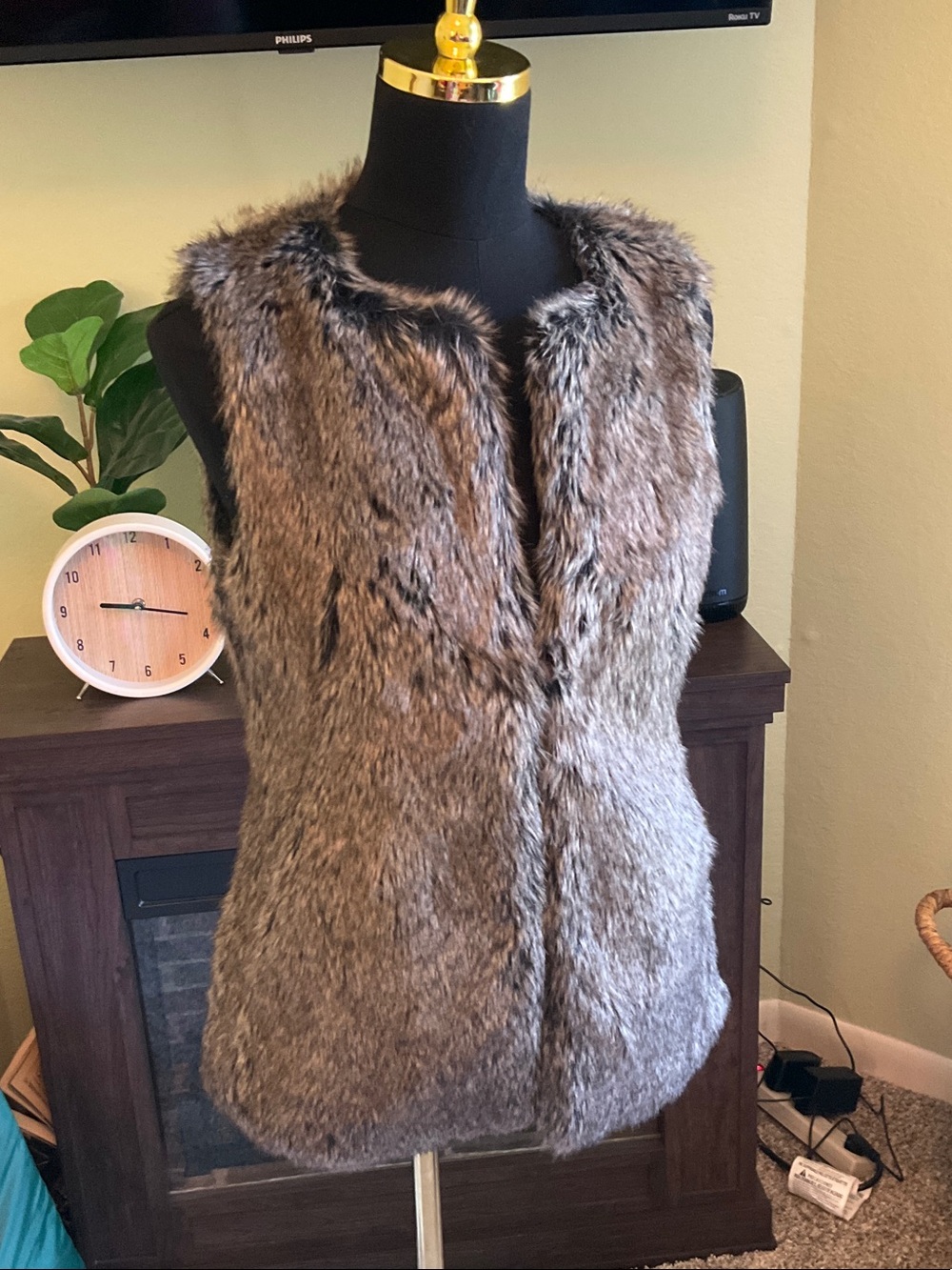 Banana Republic Women’s Size XS Faux Fur Vest with Pockets, BEAUTIFUL